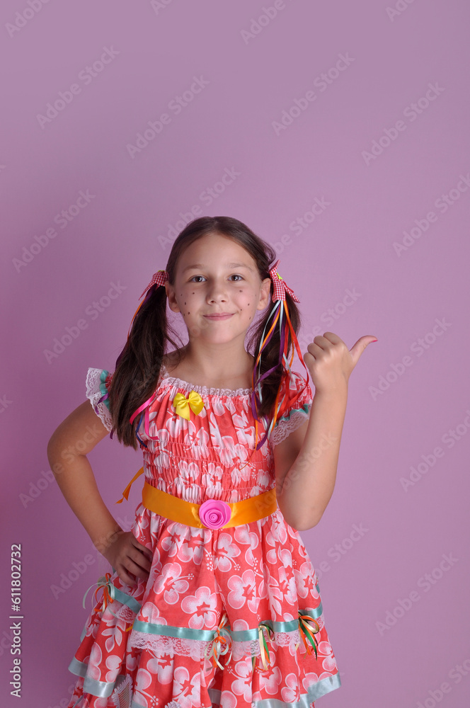 garotinha sorridente vestida de festa junina com expressão de felicidade 