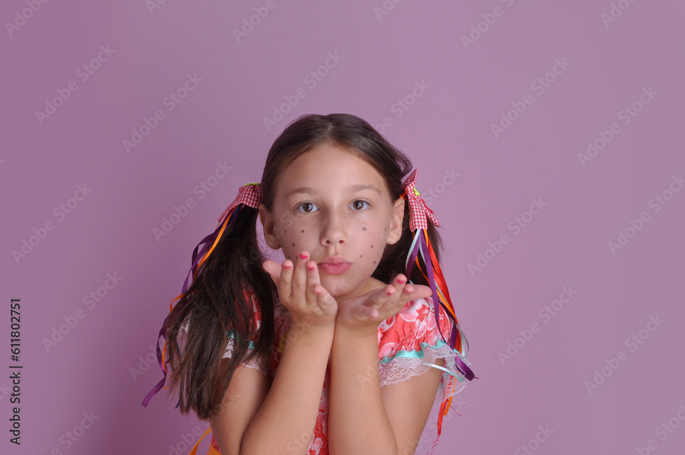 criança mandando beijo criança mandando beijo