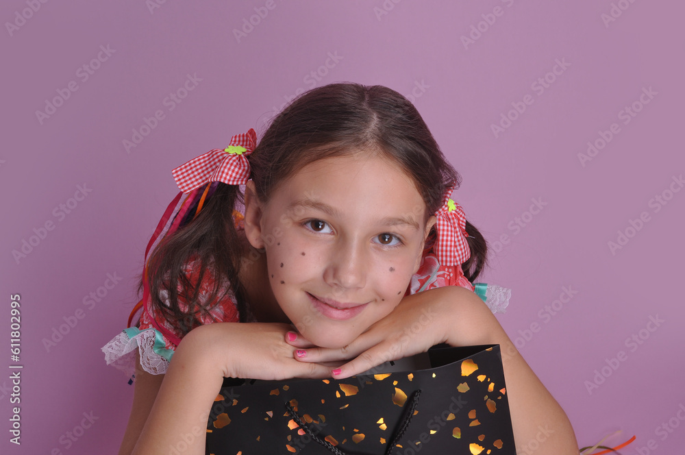 criança sorridente com bolsa de compras, menina com vestido de festa junina, festa de são joão criança sorridente com bolsa de compras, menina com vestido de festa junina, festa de são joão