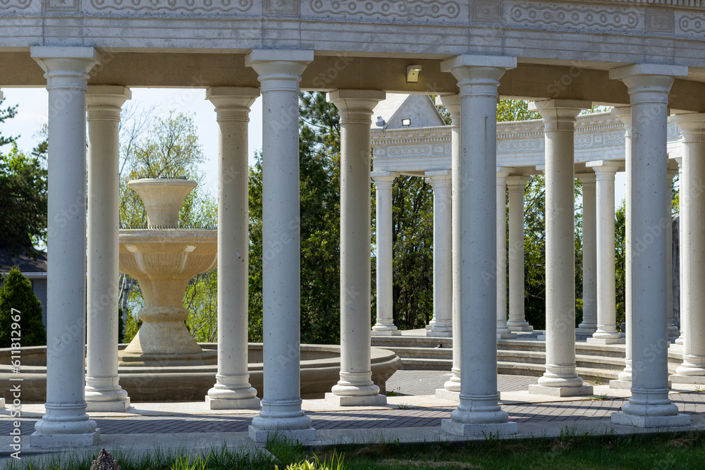 Obraz premium There is a gothic building with columns the building has a shape like a circle al the building is white there is a white fountain in the middle of the building al the place is very polite and elegant 