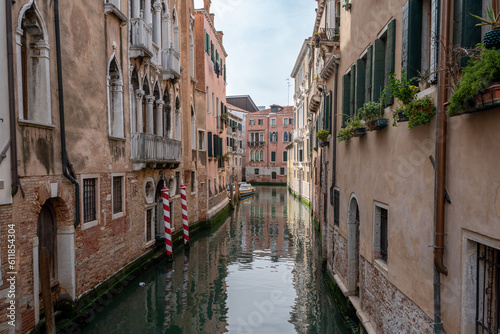 Kanal mit alten H  usern mit gr  nen Fensterl  den in Venedig