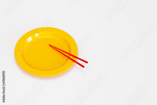 箸と黄色い皿の3Dイラスト