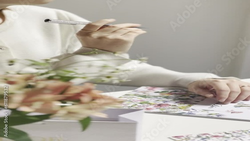 考え事する女性