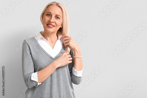 Mature blonde woman on ligh...