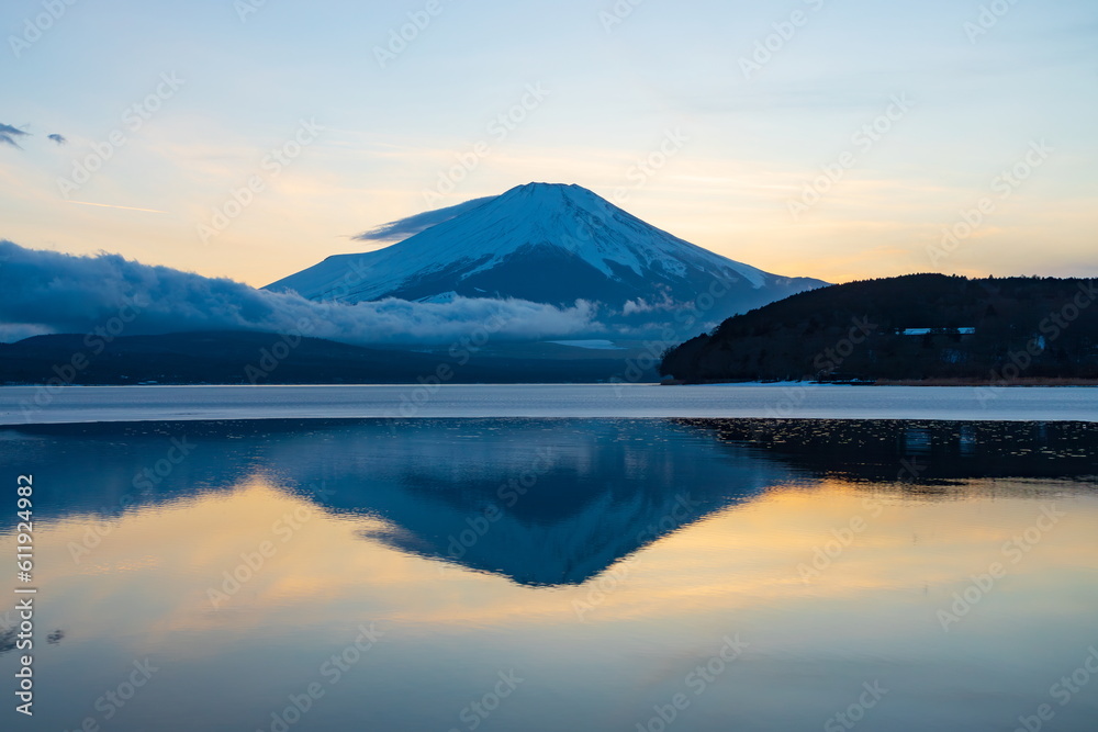 逆さ富士 山梨県山中湖にて 逆さ富士 山梨県山中湖にて