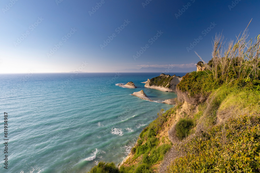 Krajobraz morski. Egzotyczne miejsce, relaks i wypoczynek. Wybrzeże greckiej wyspy, Korfu - obrazy, fototapety, plakaty 