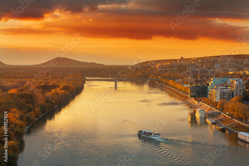 Obraz na płótnie Bratislava castle,parliament and Danube river and beautiful fall day,Slovakia w salonie