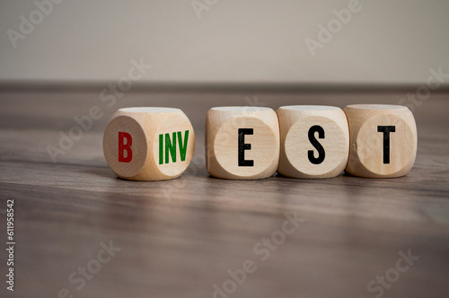 Cubes, dice or blocks with best and invest on wooden background © Stockwerk-Fotodesign