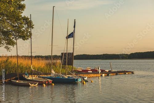 Fototapeta Naklejka Na Ścianę i Meble -  Jezioro Mamry. Przystań nad mazurskim jeziorem.
