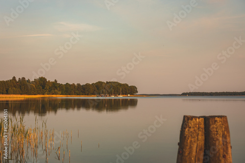 Fototapeta Naklejka Na Ścianę i Meble -  Jezioro Mamry. Przystań nad mazurskim jeziorem.