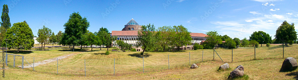 Fototapeta premium Die Glaskuppel vom Gymnasium