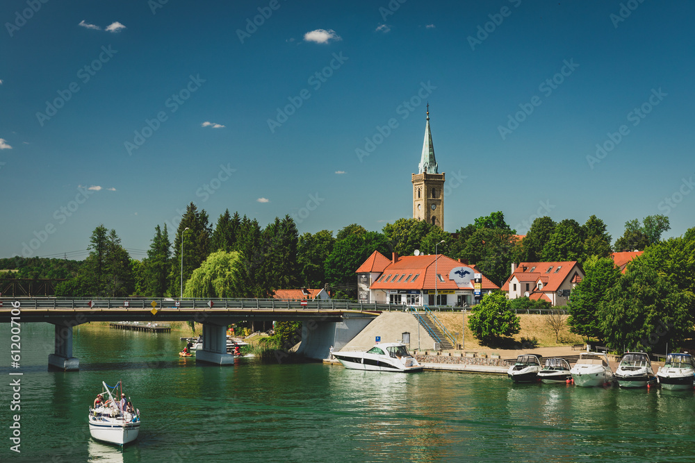 Port w Mikołajkach. Wakacyjna podróż. Słoneczny dzień w Mikołajkach.