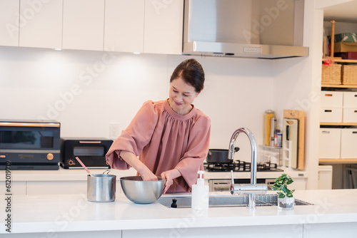 キッチンで料理をするシニアの女性 © maroke