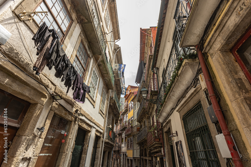 habitations de plusieurs couleurs dans une rue étroite de la ville de Porto (Portugal)
