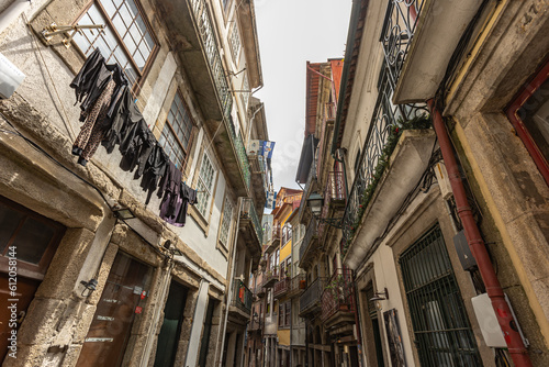 habitations de plusieurs couleurs dans une rue étroite de la ville de Porto (Portugal) © ALF photo