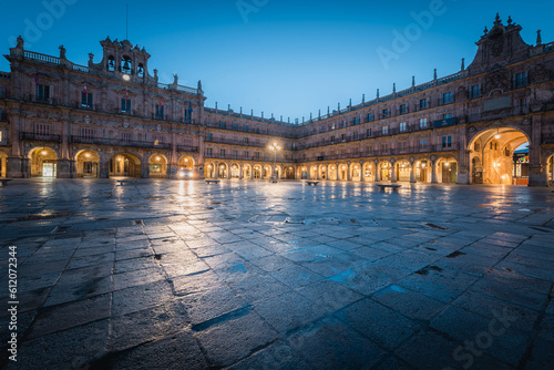 Plaza mayor in Salamanca at night, Spain © Sen