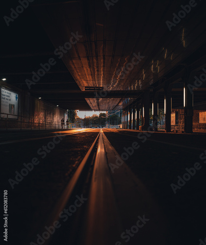 Sonnenuntergang im Tunnel mit Menschen © Julian