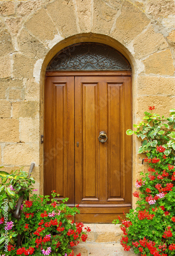Door , holiday door, toscan, italy, entrence flowers photo