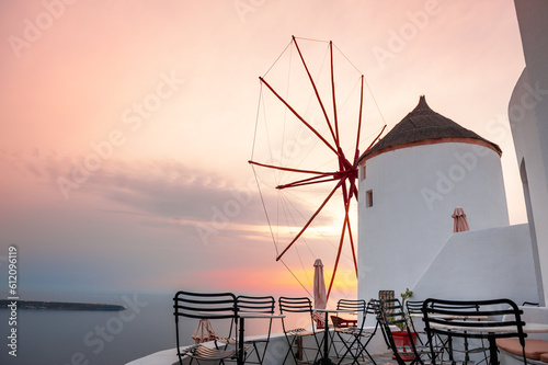 Obraz na płótnie Famous windmill at sunset in Santorini island, Greece. w salonie