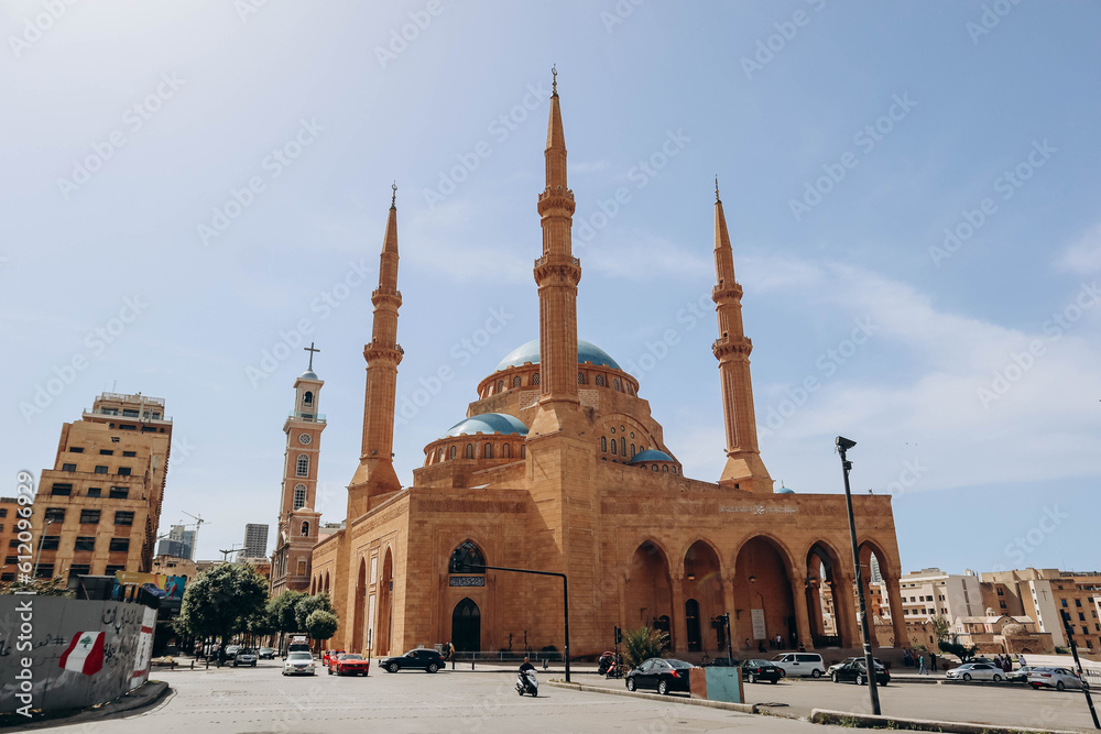 Fototapeta premium Beirut, Lebanon — 24.04.2023: The Mohammad Al-Amin Mosque, a Sunni Muslim mosque located in downtown Beirut.