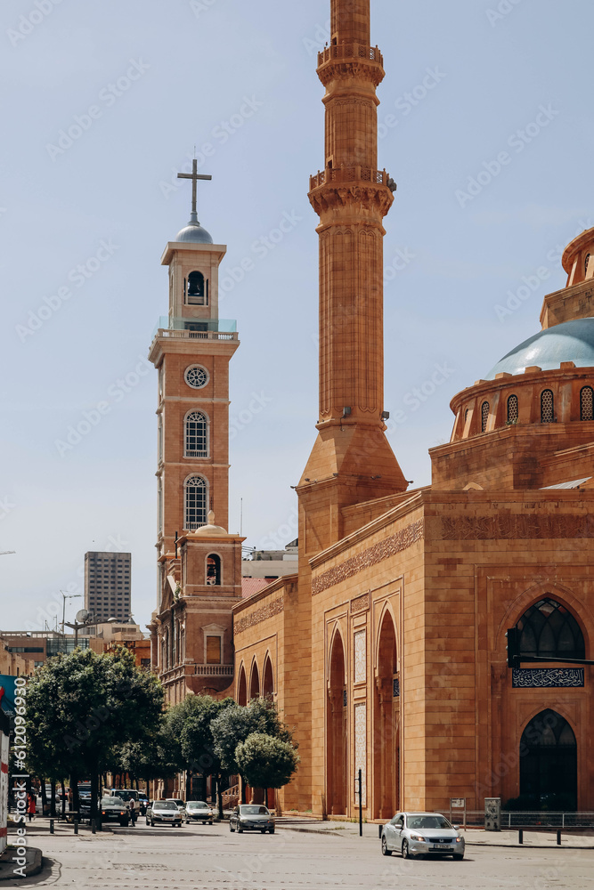 Fototapeta premium Beirut, Lebanon — 24.04.2023: The Mohammad Al-Amin Mosque, a Sunni Muslim mosque located in downtown Beirut.