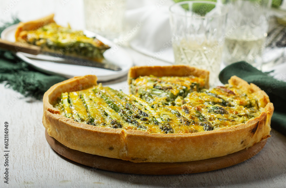 Tart stuffed with asparagus, spinach, chard, cream and cheese, served with white wine.