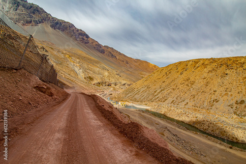 estrada de terra no meios da montanhas de Cajón del Maipo e Embalse El Yeso, Chile cordilheira dos Andes, Santiago, Chile photo