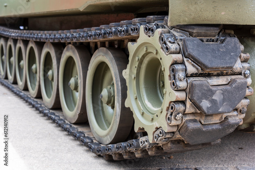 Detalle de las ruedas de oruga de un vehículo militar de combate	
