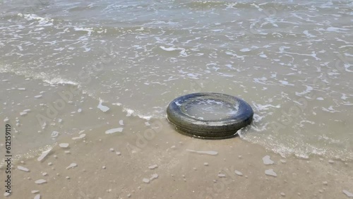 The tires discarded on the beach cause a kind of pollution problem.
