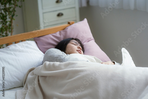 ベッドに横になる若い日本人女性 photo