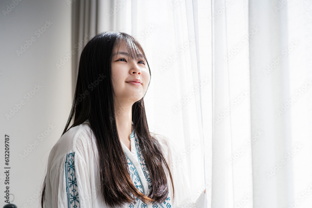 窓辺の若い日本人女性