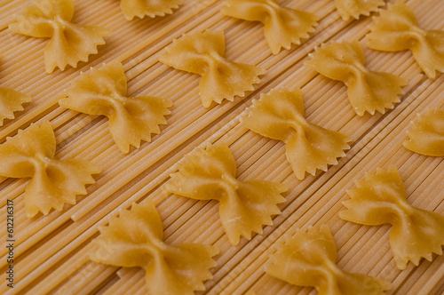 Spaghetti und Farfalle ungekocht