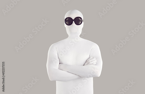 Φωτογραφία Portrait of person in bodysuit disguise and sunglasses