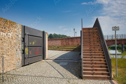 Tor zum Hochwasserschutz, Hochwasserschutzanlage in Grimma an der Mulde bei Leipzig, Sachsen, Deutschland 