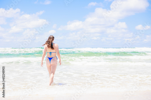 海のに入るビキニのオーストラリア人女性の後ろ姿 © photok