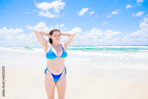 髪の毛を束ねる水着姿の白人女性 © photok