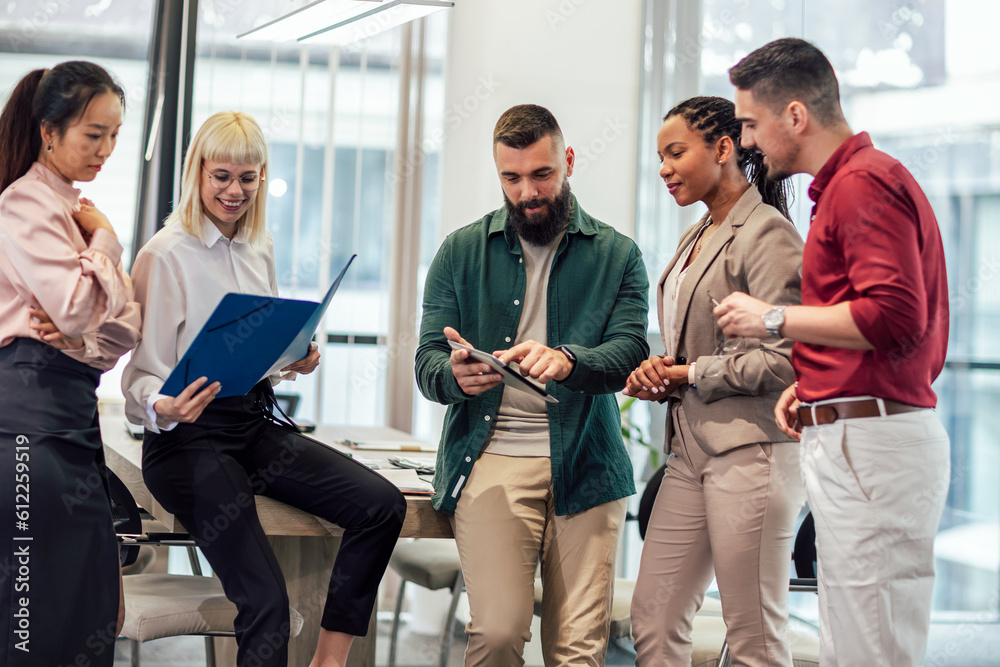 Obraz premium A business team is standing in a modern office and having a discussion