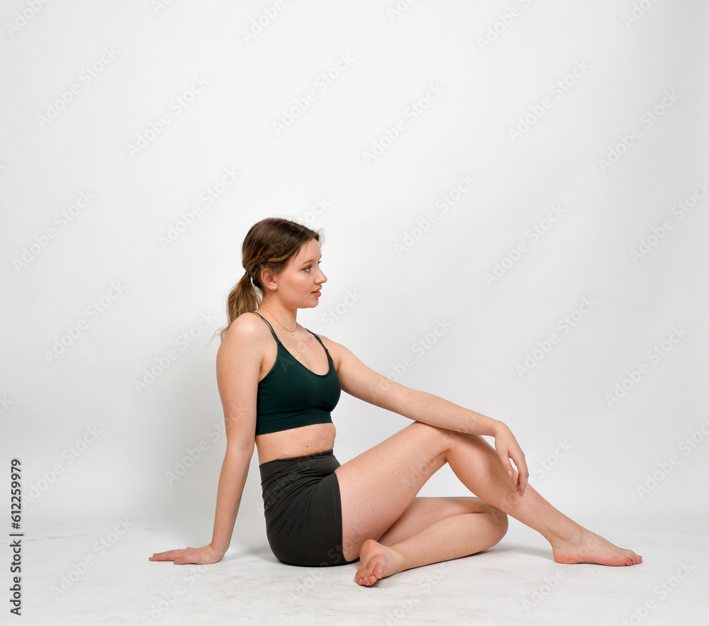 Obraz premium junge frau bei sport abnehmen training pilatis yoga strecthing balerina ballerina danceartist sportlich fitness fit