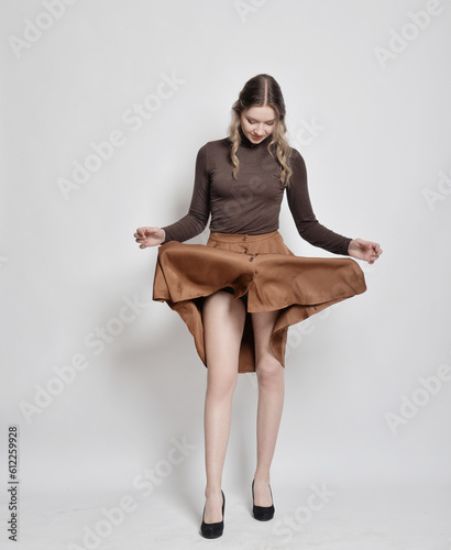 Tableau sur toile junge frau cool modisch rock kleid hebt hoch lüftet beine rasiert