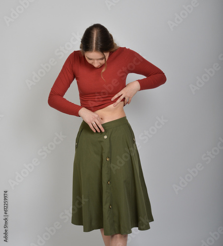 Frau wschaut auf nauch bauchweh bauchschmerzen aua wehtun schmerzen taille schlank abnehmen essstörung photo