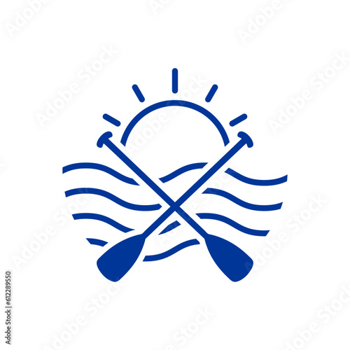 Logo club de piragüismo. Símbolo ocaso o amanecer. Silueta lineal de remos cruzados de kayak, canoa o paddle surf con sol y olas de mar
