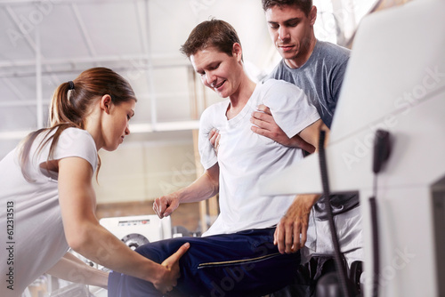 Schilderij op canvas Physical therapists lifting man