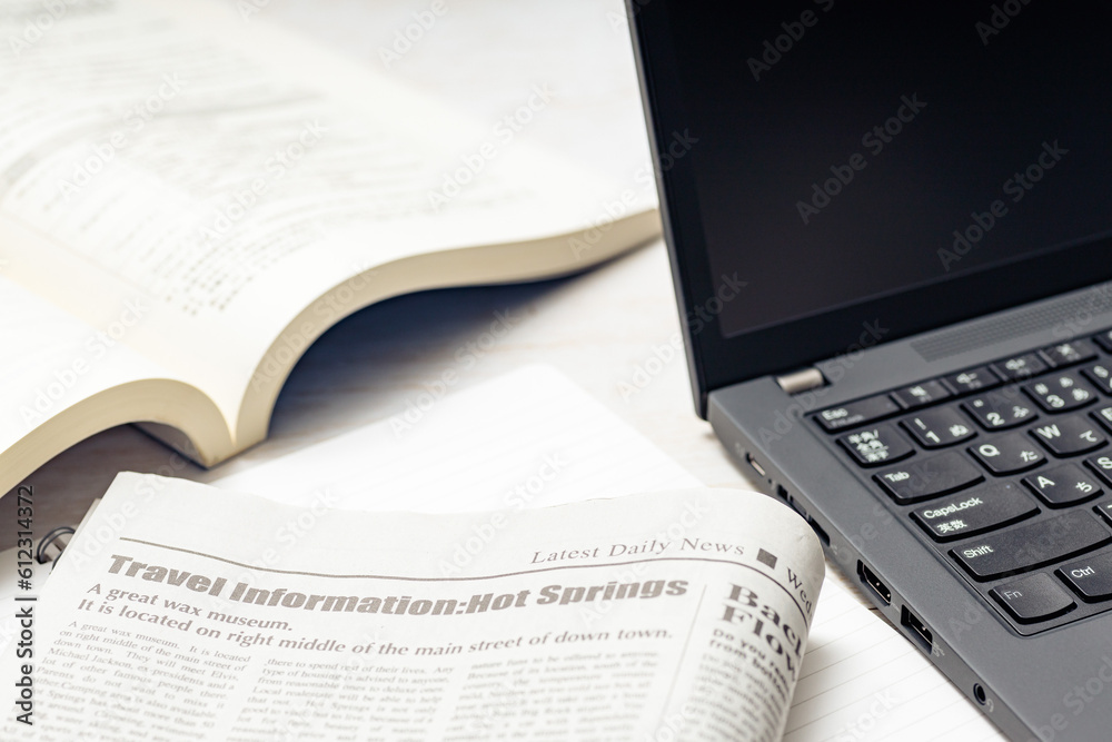 Obraz premium ビジネス｜新聞、書籍、PC