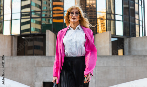 Foto Transgender business woman lifestyle moments in downtown, Los angeles