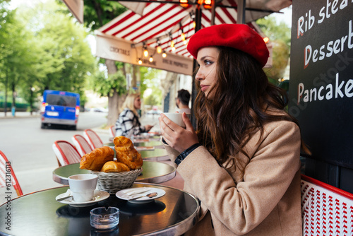 Bild auf Leinwand Beautiful young woman visiting paris and the eiffel tower