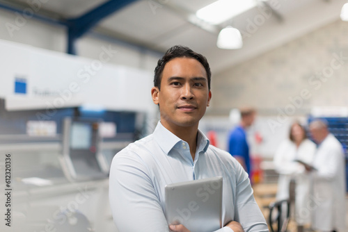 Photos Portrait confident manager with digital tablet in steel factory