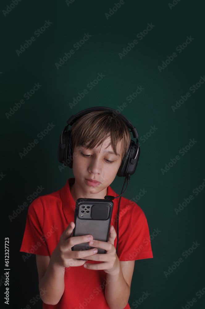 garoto sorridente estudando com celular garoto sorridente estudando com celular
