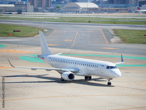 空港の滑走路に着陸している飛行機