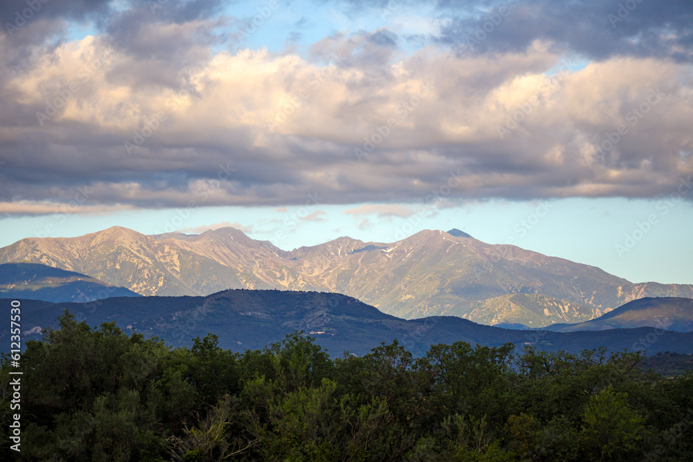 Panorama du massif du Canigou dans les Pyrénées Orientales en juin Panorama du massif du Canigou dans les Pyrénées Orientales en juin