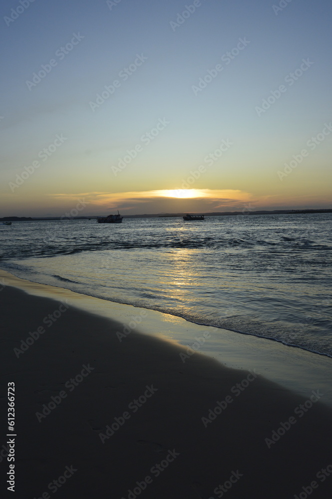 Barco no pôr do sol na praia